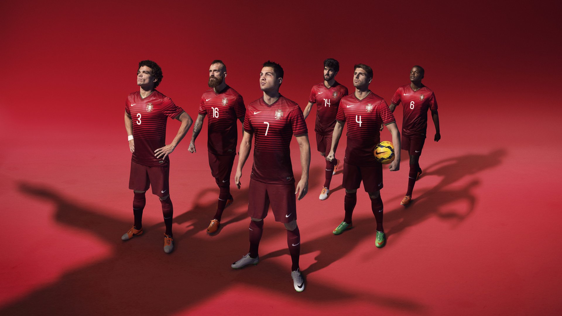 特斯·冯·迪克：全面中场球员，既能防守也能进攻，保证南非队的平衡